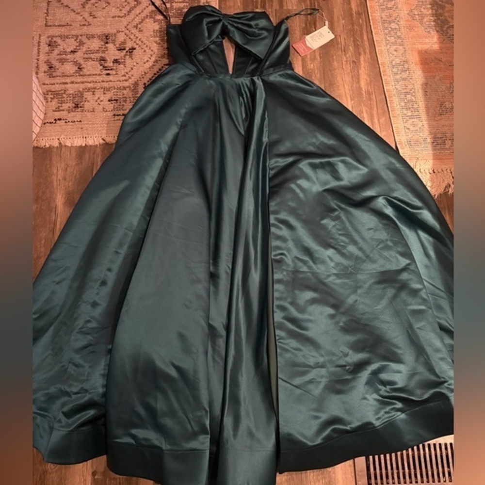 Custom made  emerald Green formal ball gown dress size 10/12  
Stacees Brand